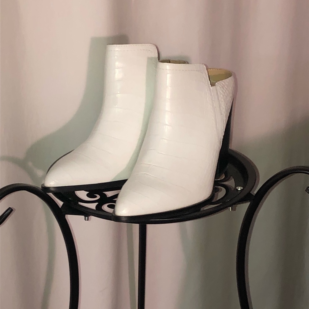 Aldo White Heeled Boots Sleek Modern Design